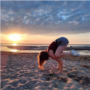Professeure de hatha, yin yoga et acroyoga